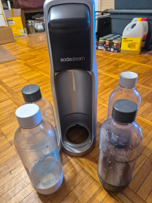 SodaStream Jet Sparkling Water Maker Kit