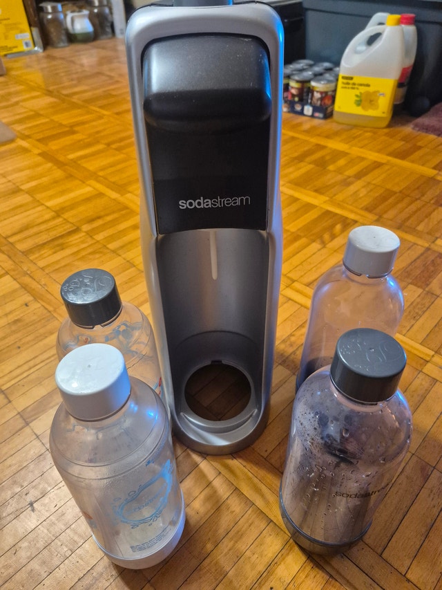 SodaStream Jet Sparkling Water Maker Kit - photo 2