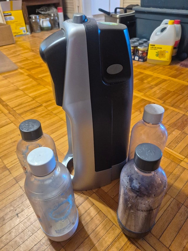 SodaStream Jet Sparkling Water Maker Kit - photo 3
