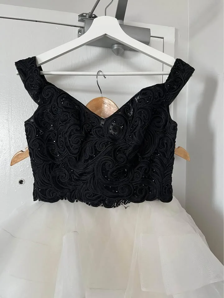 Hand-Embroidered Prom Dress image indicator(2)