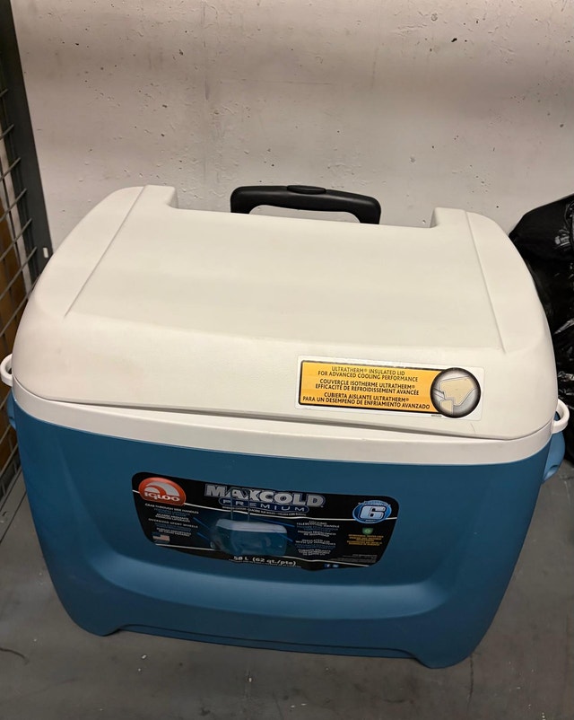 Igloo big wheeled cooler