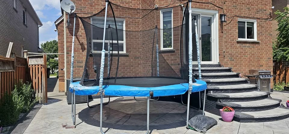 12 ft Trampoline with Safety Enclosure in Mississauga