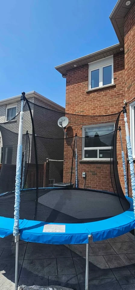 12 ft Trampoline with Safety Enclosure in Mississauga - photo 3