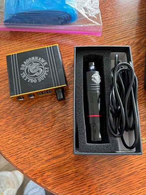 DragonHawk tattoo machine with power supply