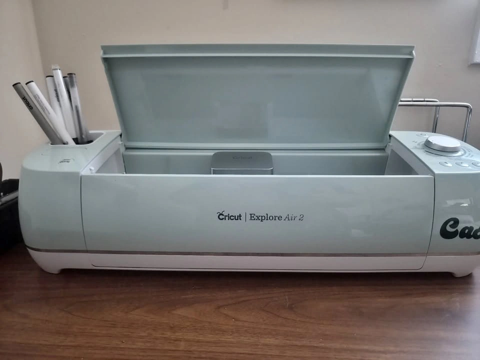 Cricut Explore Air 2 Bundle GREAT CONDITION