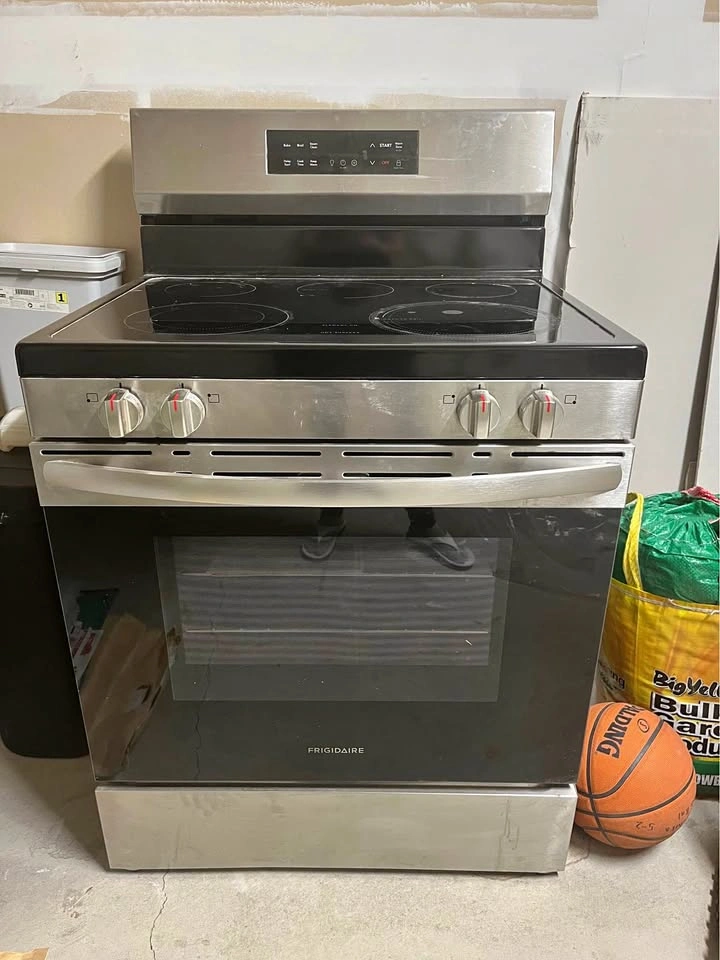 Frigidaire 30” Stainless Steel Electric Range / Oven