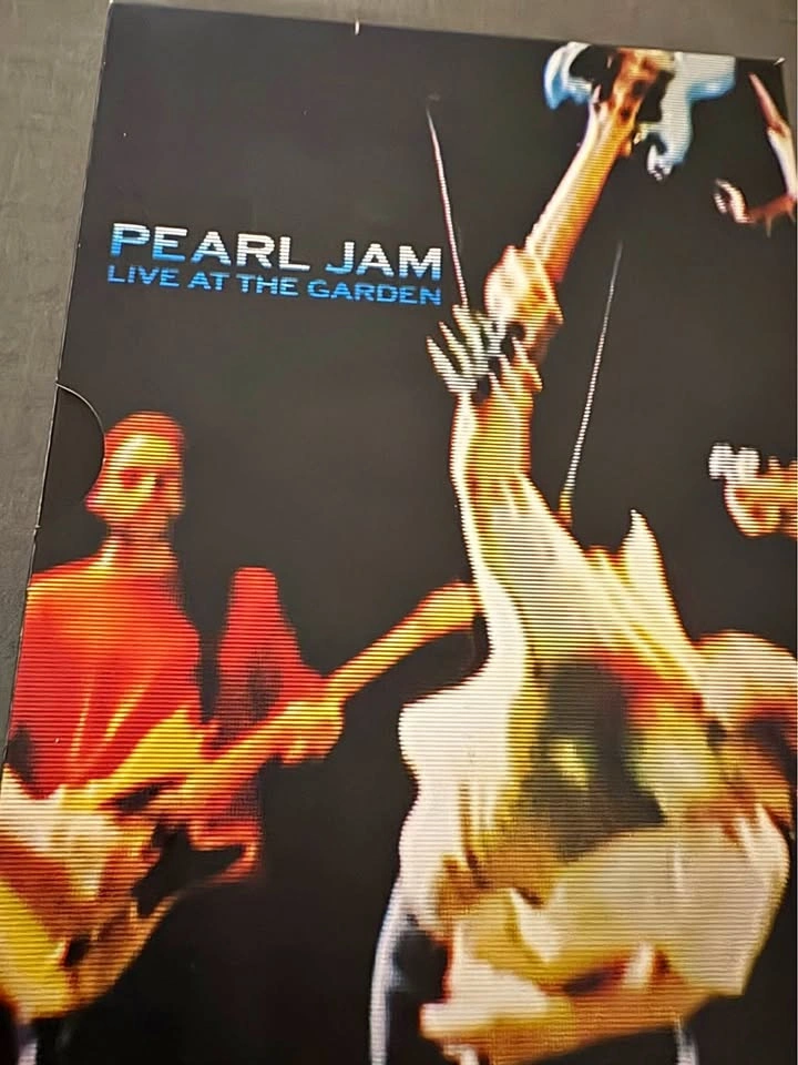 Pearl jam live at the garden 2 DVDs