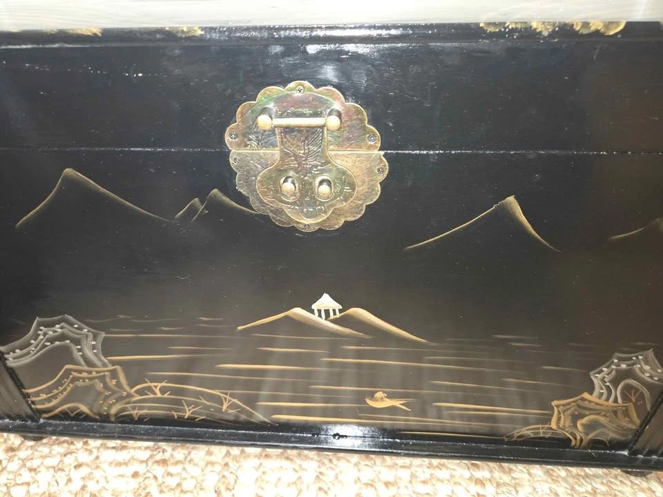 Vintage Black Lacquer Asian Chinoiserie Storage Trunk (27") - photo 3