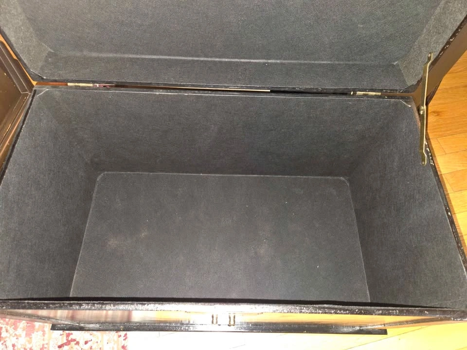 Vintage Black Lacquer Asian Chinoiserie Storage Trunk (27") - photo 4