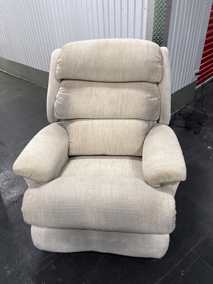 Cream Power Recliner – Delivery Available - photo 4