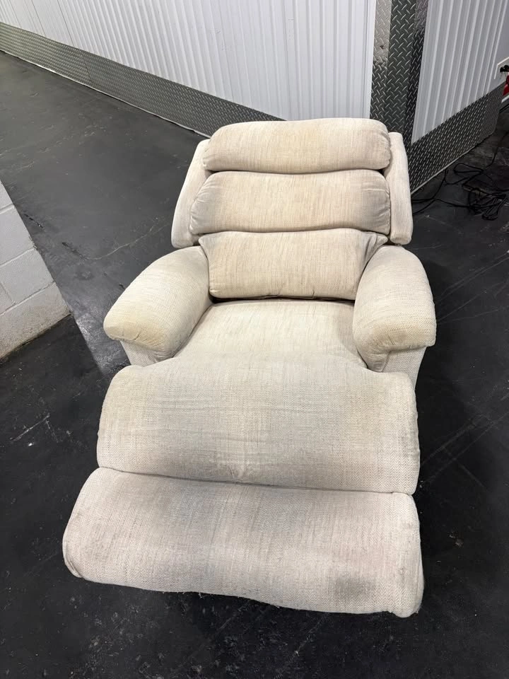 Cream Power Recliner – Delivery Available - photo 5