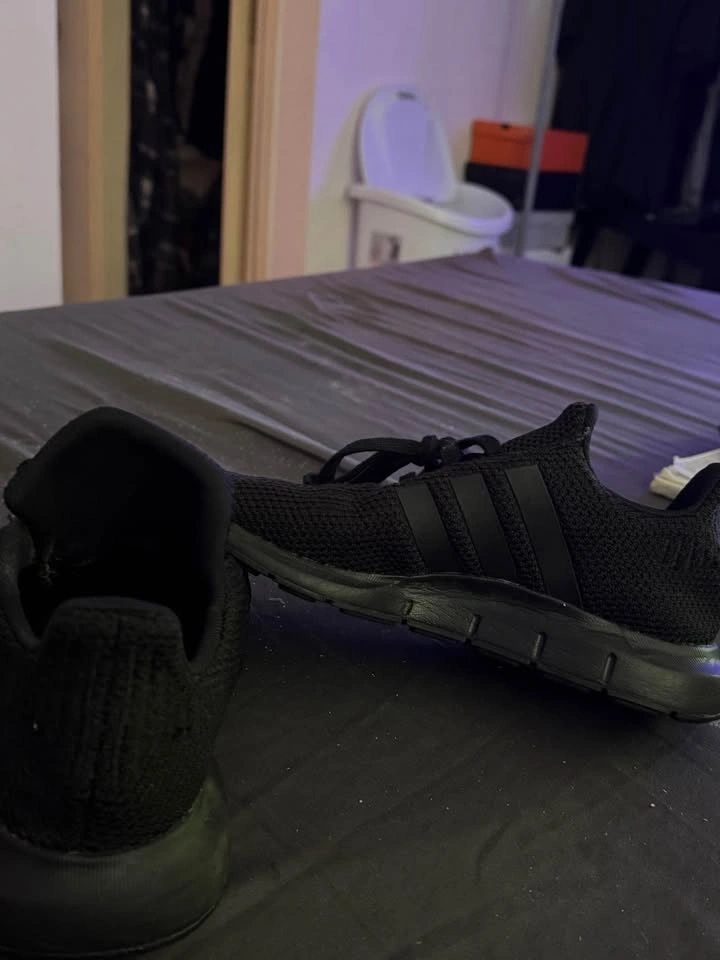 Adidas Swift Run Triple Black size 4 boys or 6 women’s - photo 2