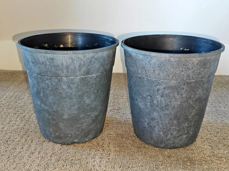 Set of 2 Grey Plastic Planter Pots - 7" (H) x 7" (D)