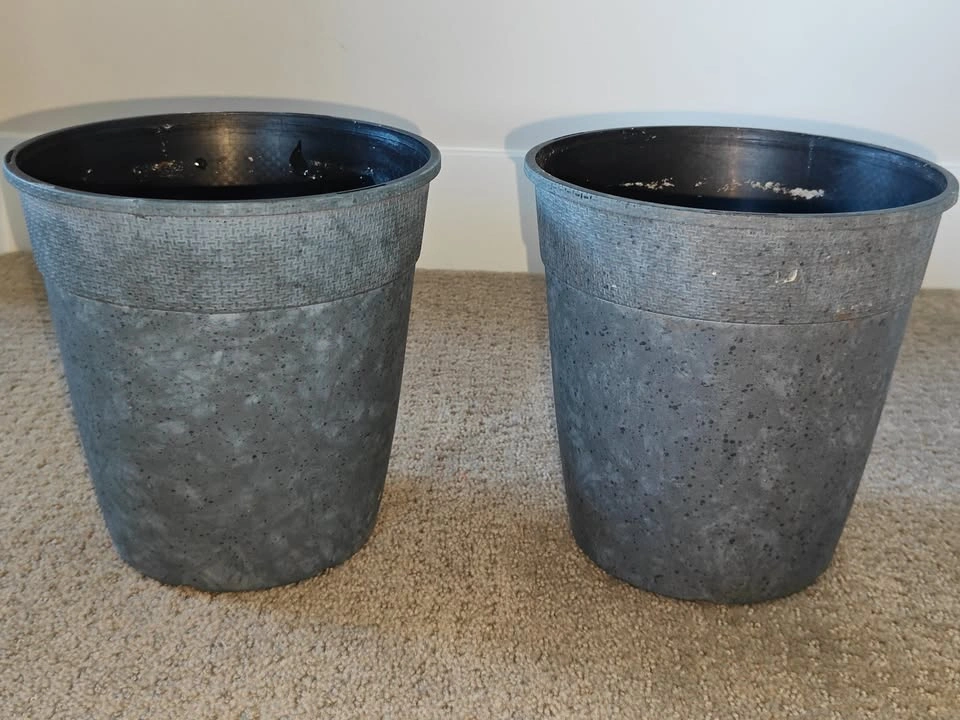 Set of 2 Grey Plastic Planter Pots - 7" (H) x 7" (D) - photo 2