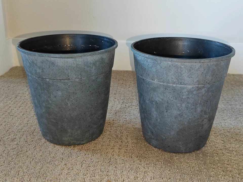 Set of 2 Grey Plastic Planter Pots - 7" (H) x 7" (D) - photo 3