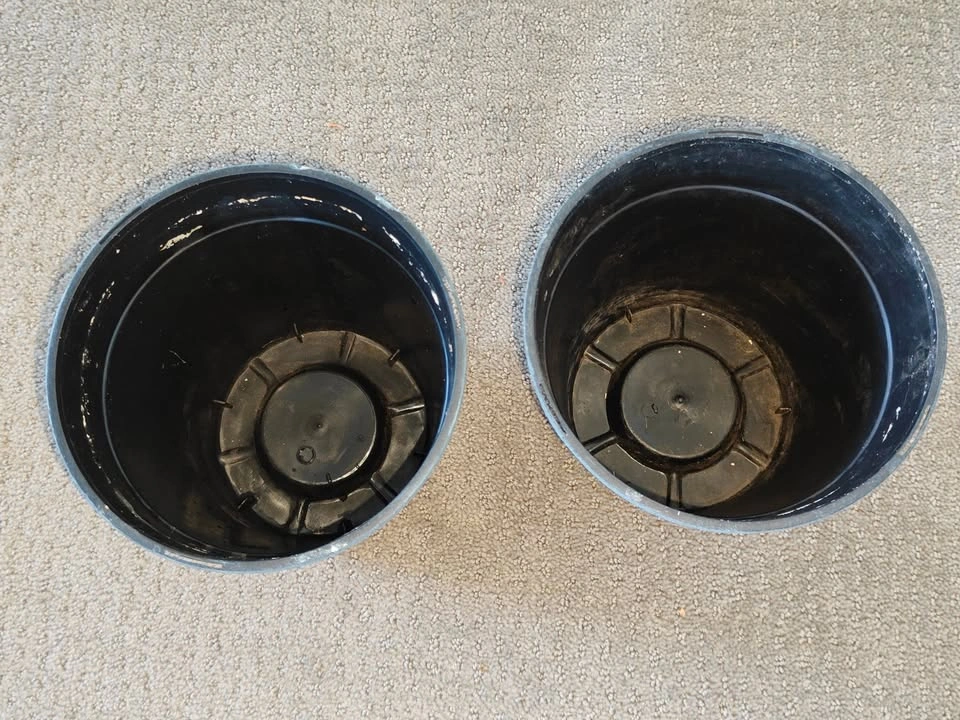 Set of 2 Grey Plastic Planter Pots - 7" (H) x 7" (D) - photo 5