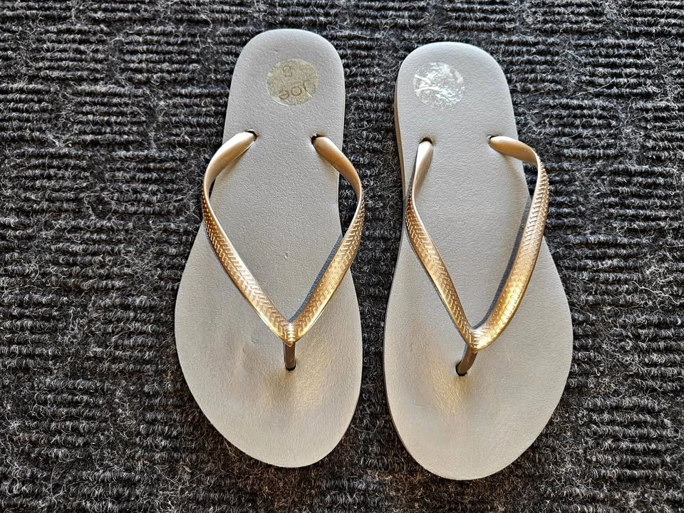 Women Flip Flops Sandals / Slippers - Size 8
