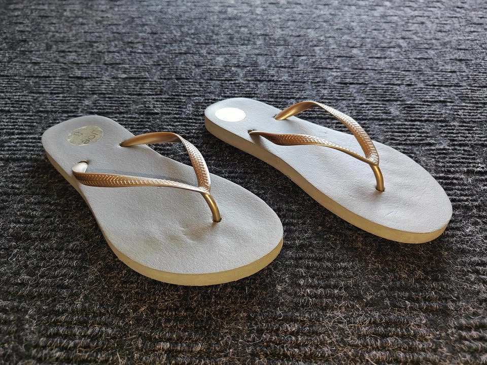 Women Flip Flops Sandals / Slippers - Size 8 - photo 2
