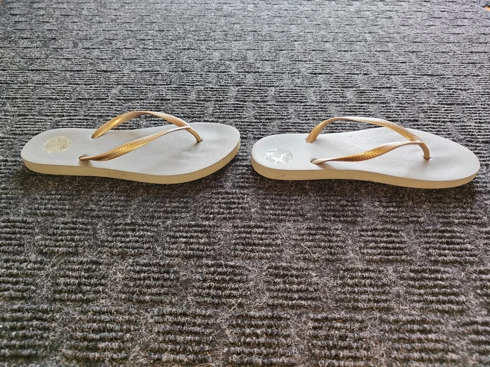 Women Flip Flops Sandals / Slippers - Size 8 - photo 3