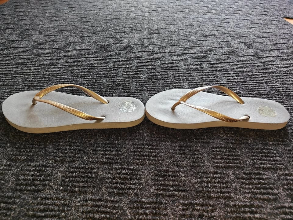 Women Flip Flops Sandals / Slippers - Size 8 - photo 5