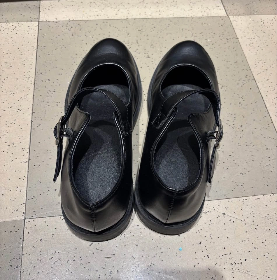 Mary Jane faux leather shoes (size 6) - photo 2