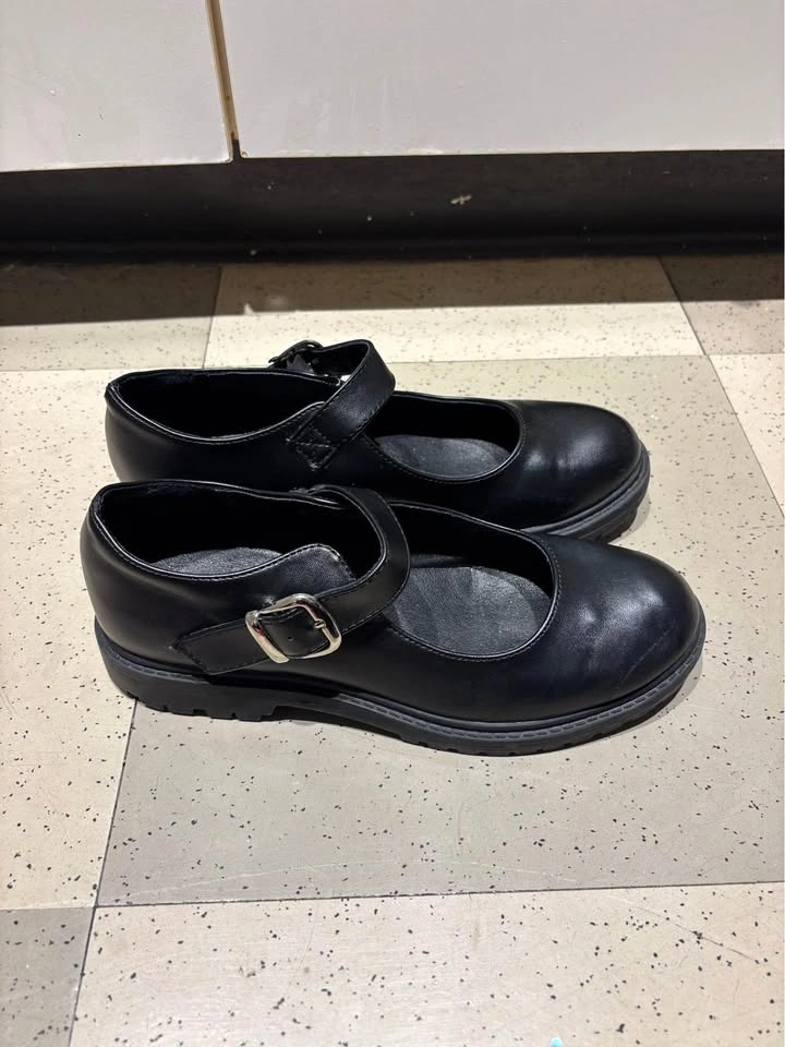 Mary Jane faux leather shoes (size 6) - photo 4