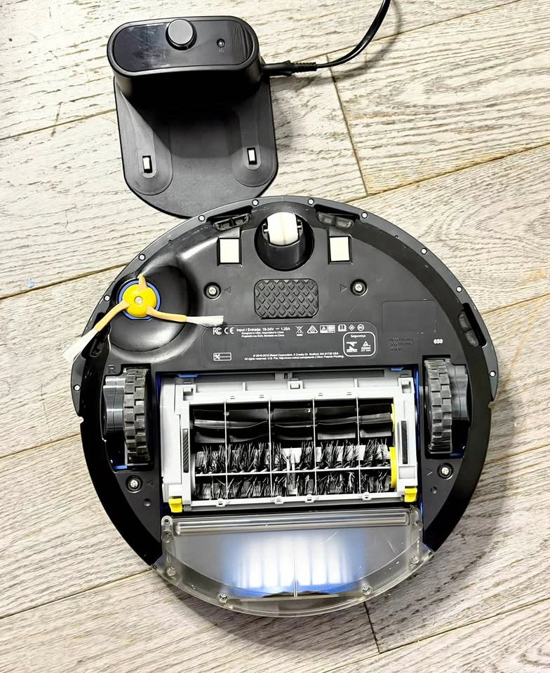iRobot Roomba 650 Vacuuming Robot - photo 2