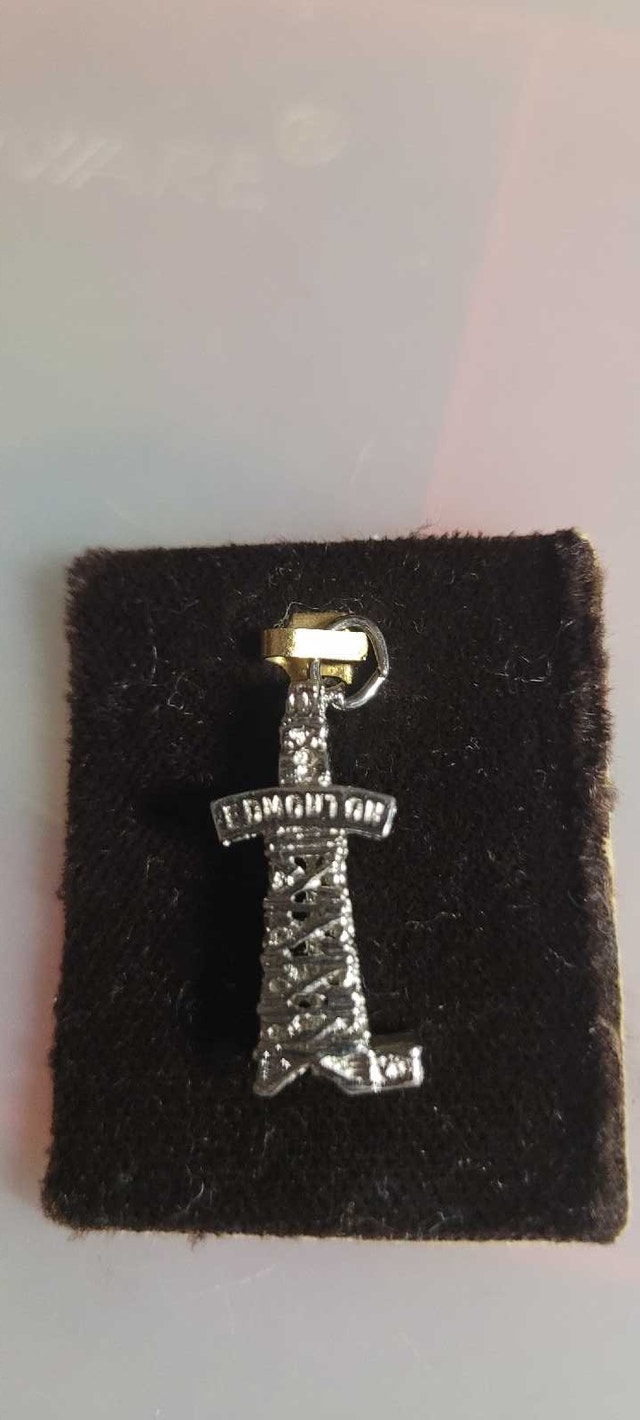 Edmonton Oil Derrick Charm - photo 2
