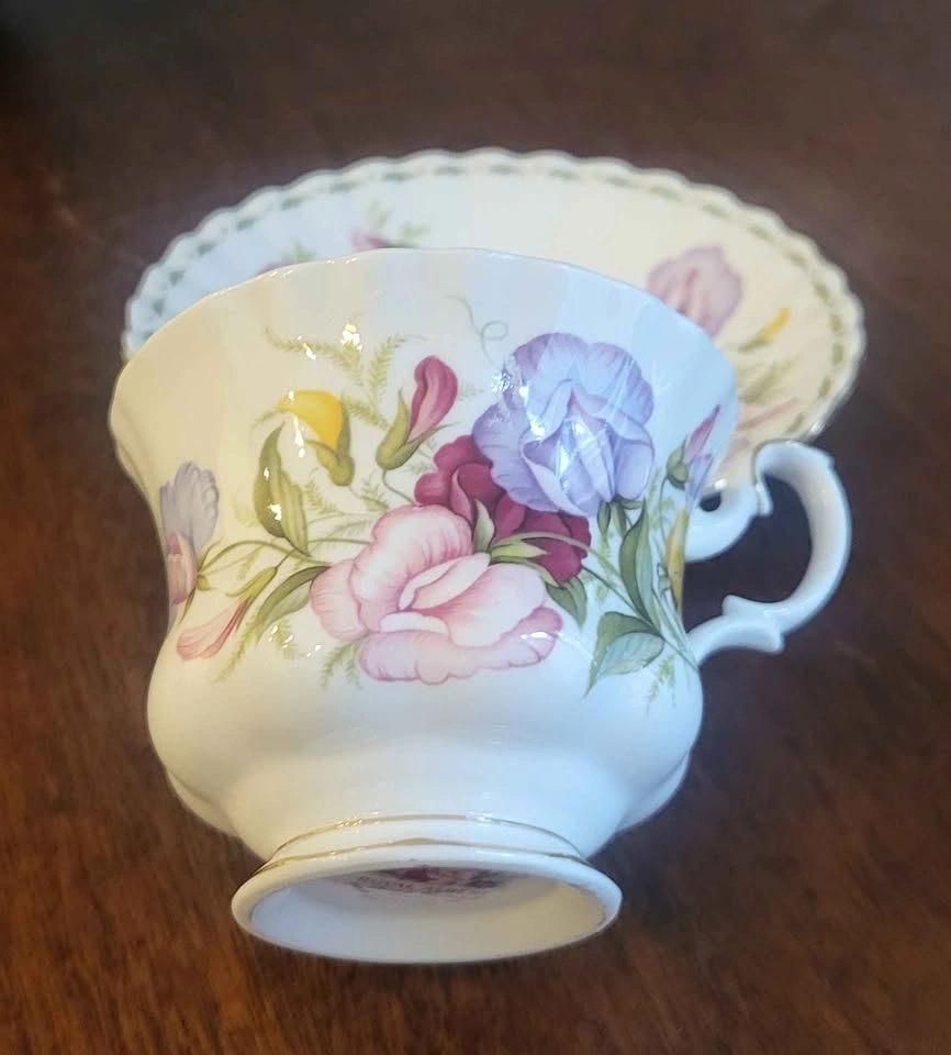 Royal Albert Flower of the Month April Sweet Pea Teacup and Sauc - photo 2