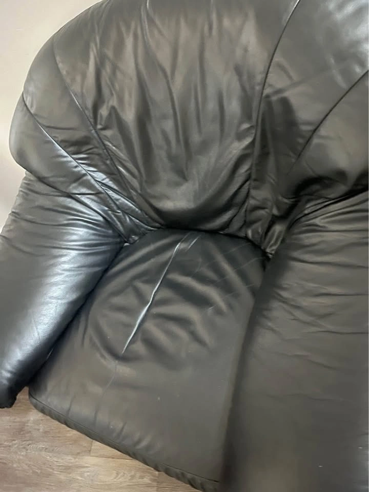 Large Black Leather Armchair super Comfortable & Sturdy - photo 2