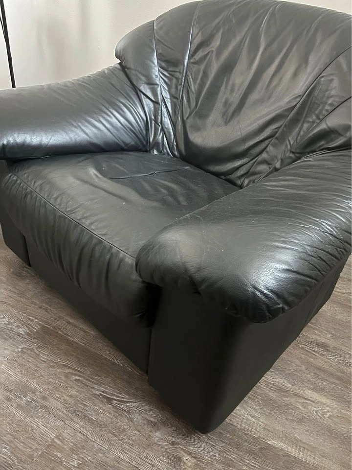 Large Black Leather Armchair super Comfortable & Sturdy - photo 3