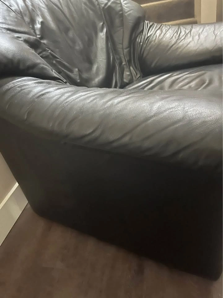 Large Black Leather Armchair super Comfortable & Sturdy - photo 4