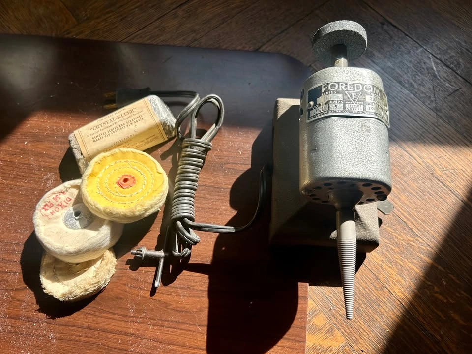 Vintage Foredom Flex-Shaft Motor w/ Buffing & Polishing Accessor - photo 2