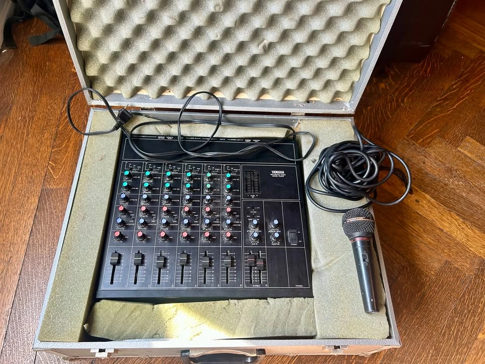 Vintage Yamaha RM602 6-Channel Mixer + Case + Mic - photo 2