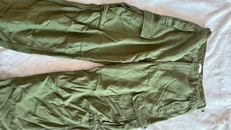 Aritzia TNA Cargo Pants size 8
