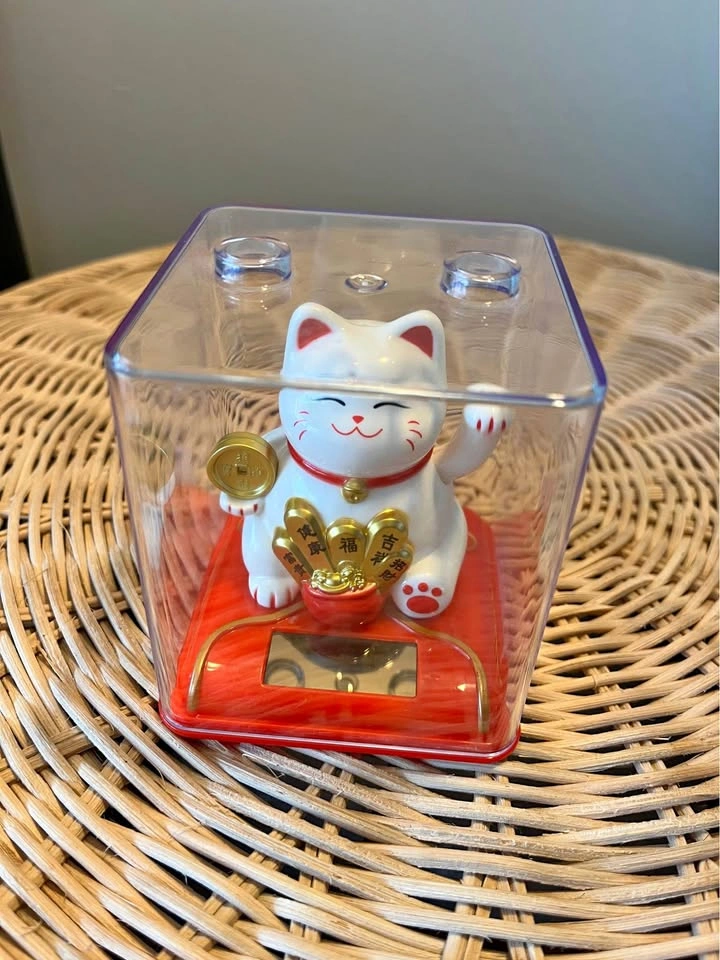 Solar Powered Chinese Hong Kong Waving Lucky Cat