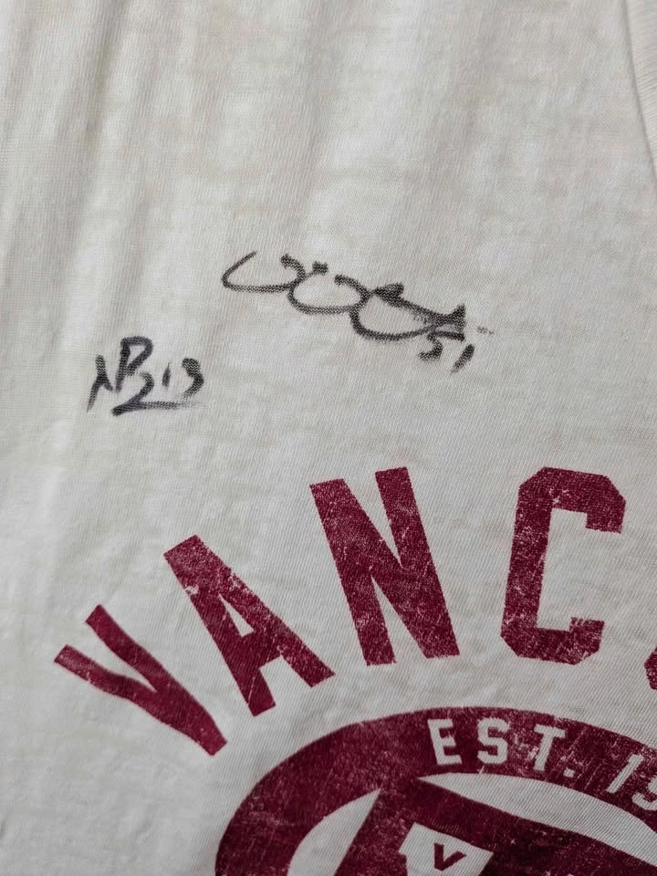 Sportige Vancouver Canucks Signed ladies V-Neck T-Shirt - photo 5