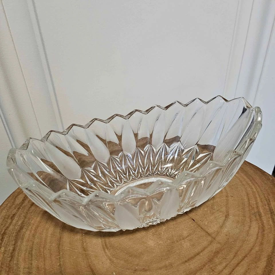 Pretty oval glass bowl with scalloped edge