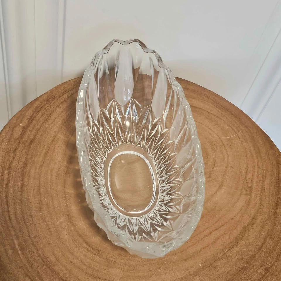 Pretty oval glass bowl with scalloped edge - photo 2