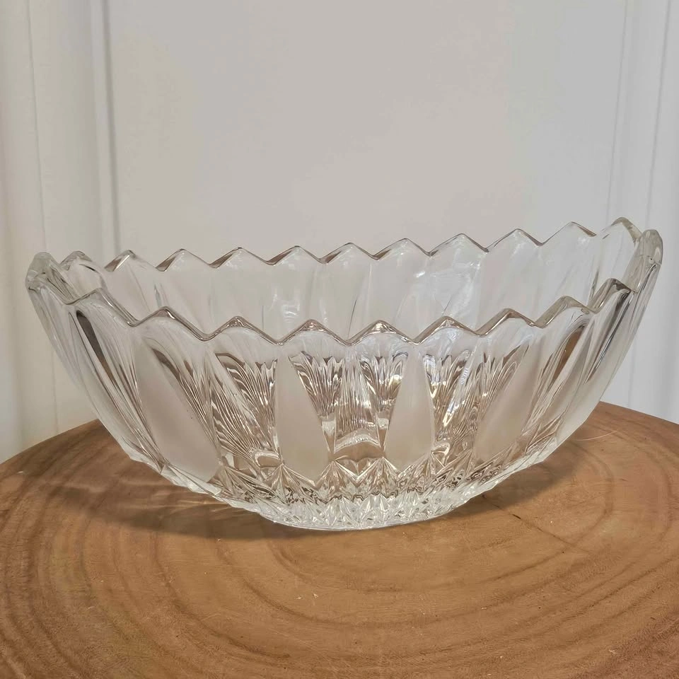 Pretty oval glass bowl with scalloped edge - photo 3