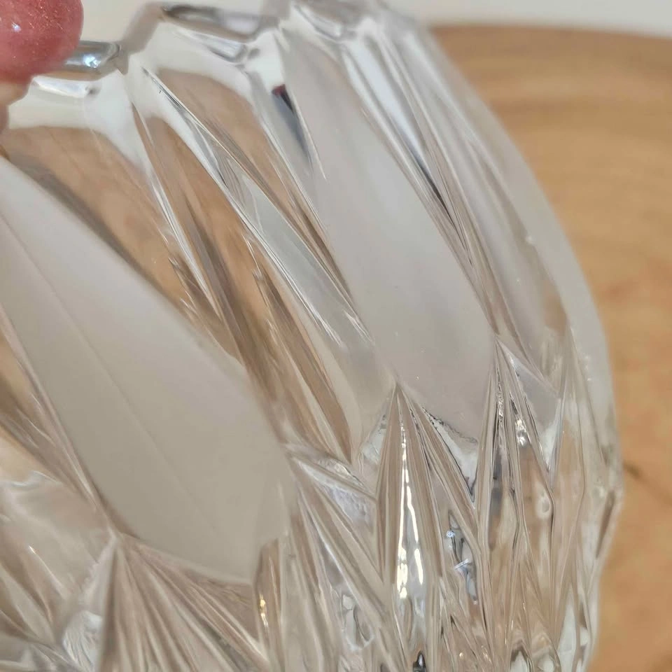 Pretty oval glass bowl with scalloped edge - photo 4