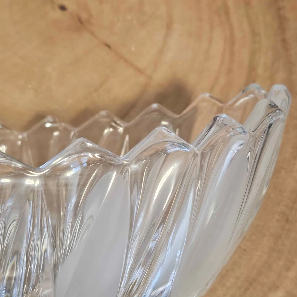 Pretty oval glass bowl with scalloped edge - photo 5