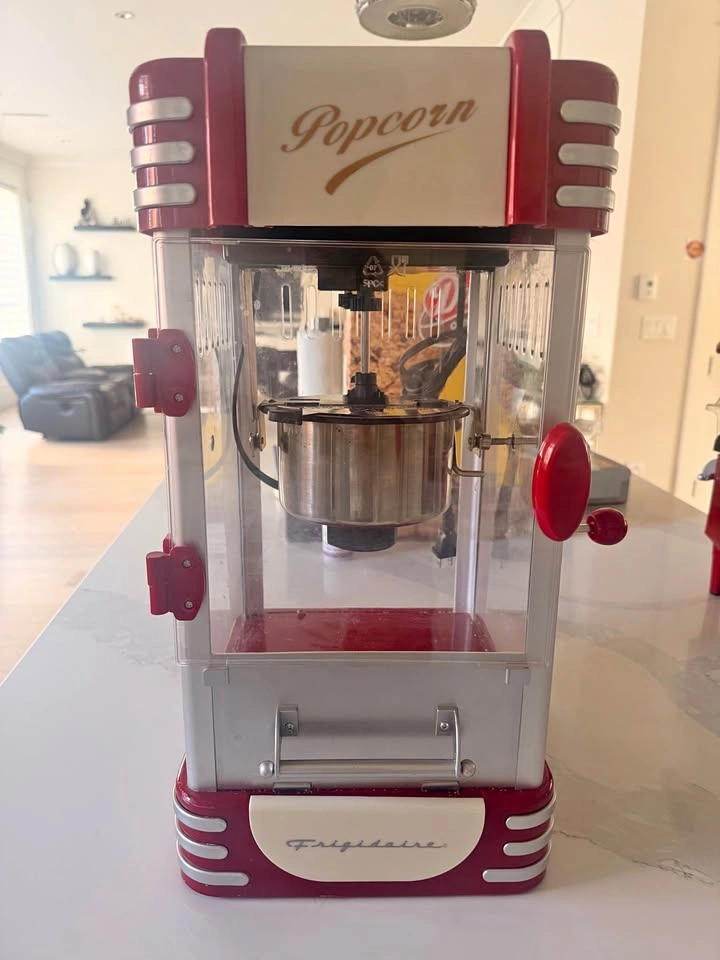 popcorn machine working