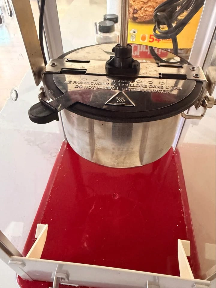 popcorn machine working - photo 2