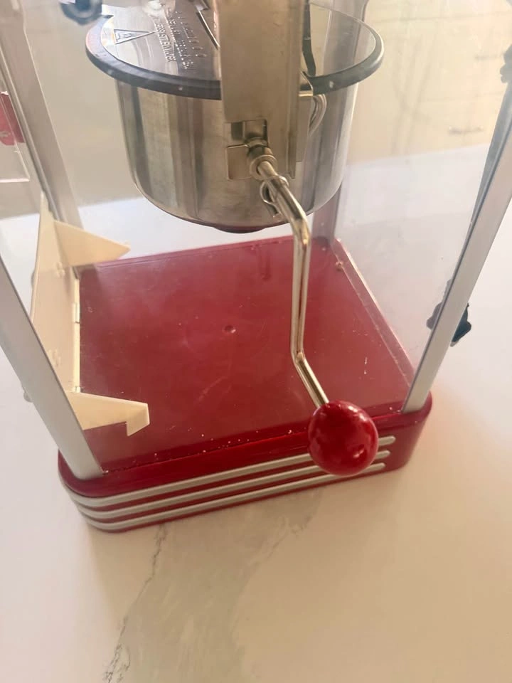 popcorn machine working - photo 4