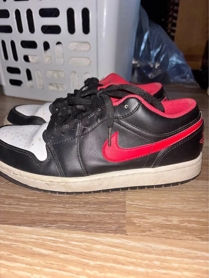 Jordan 1 low white toe size 8.5 men’s