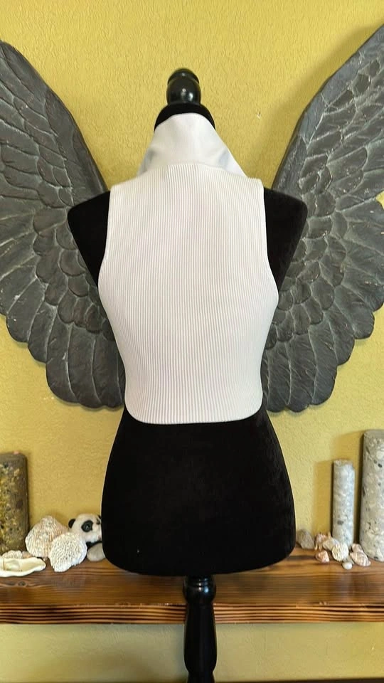 Babaton Ribbed V-Neck Collared CropTop - photo 5