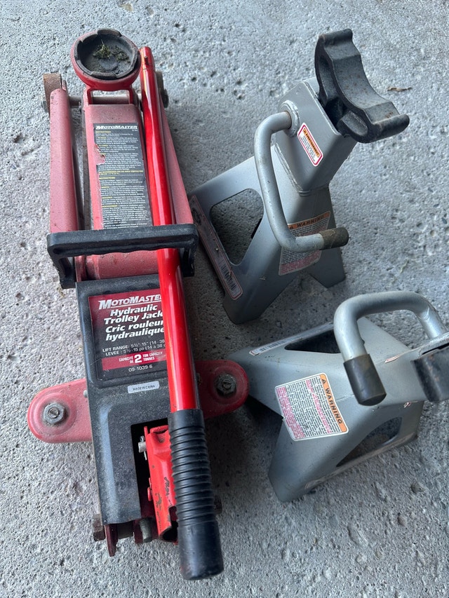 Motomaster 2 Ton Hydraulic Trolley Jack and Jack Stands