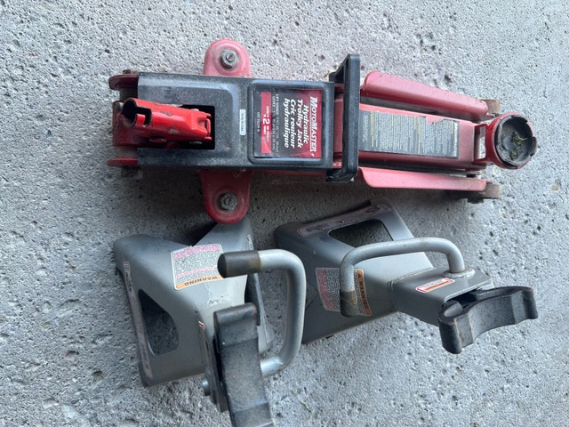 Motomaster 2 Ton Hydraulic Trolley Jack and Jack Stands - photo 2