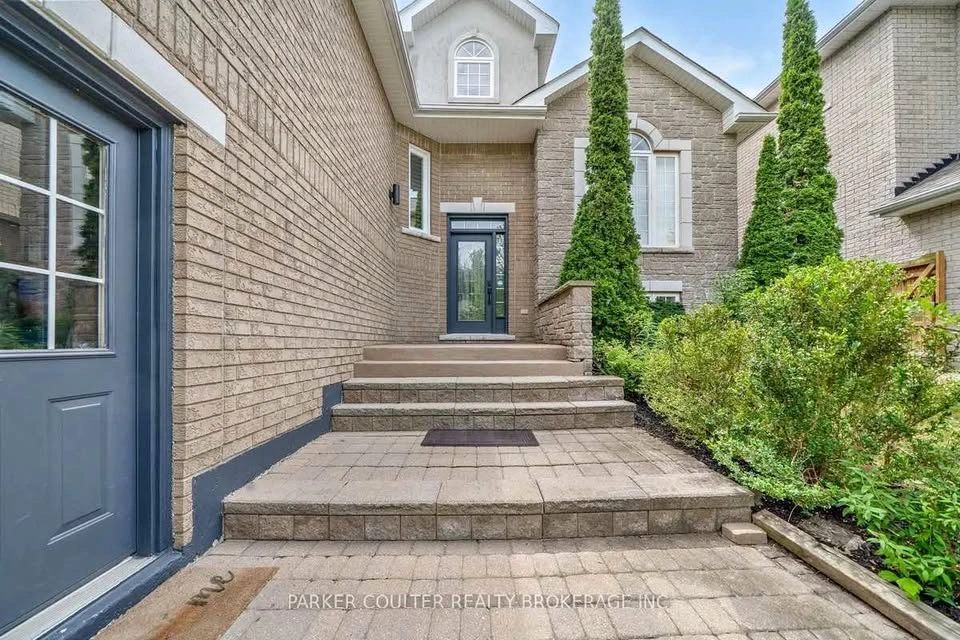 Prime location Detached house 4 bedroom with income